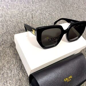 CELINE
Triomphe 55mm
Butterfly Sunglasses
